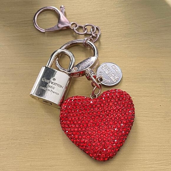 Louis Vuitton Gold Brass Lock # 334 on Red Rhinestone Heart Bling Keychain - Picture 2 of 4